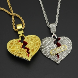 Collana hip hop con pendente a cuore spezzato, strass luccicanti e dettaglio cerotto