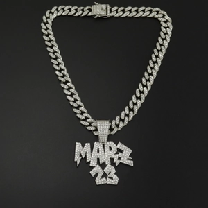 Détail macro de la chaîne cubaine argentée avec pendentif à lettres MARZ 23