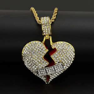 Dettaglio macro del ciondolo a cuore infranto hip hop con cerotto d'argento e strass