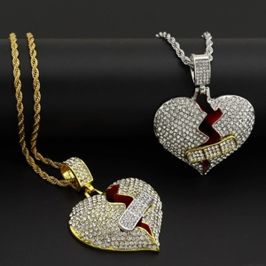 Dettaglio delle collane hip hop a cuore spezzato in oro e argento con strass incastonati
