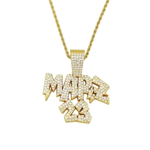 Collier avec pendentif lettre MARZ 23 glacé et chaîne dorée pour un style hip hop urbain