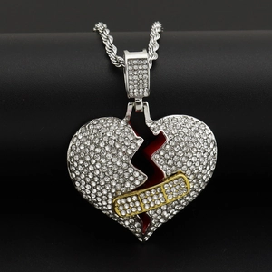 Dettaglio del ciondolo a cuore spezzato con cerotto di strass e catena a corda argento