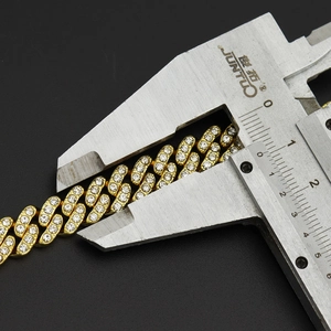 Nahaufnahme der 9mm goldenen Panzerkette mit Kristallen und Messschieber für die Breite