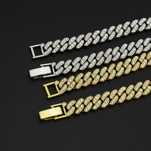 Detailansicht von 9mm Panzerketten in Gold und Silber mit schimmernden Kristallen besetzt