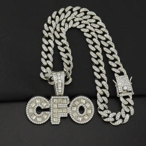 Collar con colgante de letras CFO plateado con cristales en cadena cubana gruesa