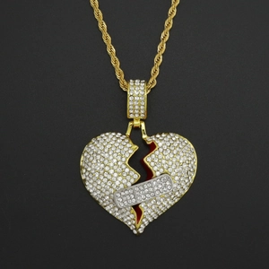 Collana hip-hop con ciondolo a cuore spezzato con strass e dettaglio cerotto su catena a corda