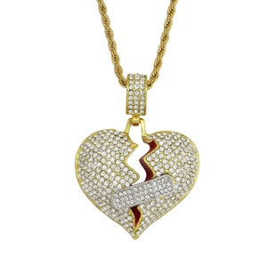 Collana con ciondolo a cuore spezzato ghiacciato, dettaglio cerotto e catena a corda oro