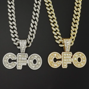 Detalle de collares cubanos CFO en oro y plata con brillantes pedrería cuadrada incrustada