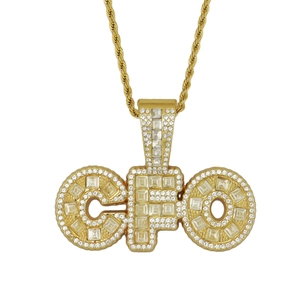 Colgante con letras CFO de diamantes en cadena de oro con circonitas brillantes