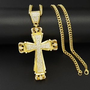 Klassieke gouden hiphop kruis ketting met sprankelende strass en kroon details op Cubaanse ketting