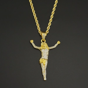 Pendentif croix doré serti de strass brillants sur une chaîne en corde torsadée classique