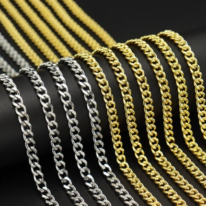 Chaîne à mailles cubaines 5mm or et argent, présentée sur des supports noirs épurés