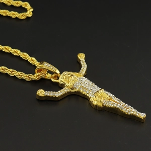 Collier pendentif crucifix doré avec strass scintillants et chaîne de corde homme