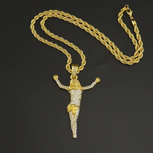 Détail du pendentif Jésus plaqué or avec zircons blancs sur une chaîne de corde