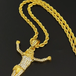 Collier pendentif croix de Jésus doré serti de zircons avec chaîne torsadée style hip hop