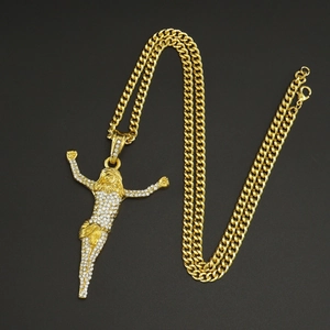 Détail du pendentif crucifix Jésus doré avec strass en cristal sur une chaîne cubaine