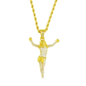 Collier croix avec pendentif Jésus serti et chaîne corde dorée pour style religieux