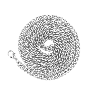 Collier chaîne gourmette argentée de 5mm avec fermoir mousqueton sur fond blanc pur