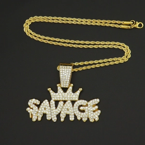 Makroansicht des SAVAGE-Anhängers mit Krone an einer goldenen Hip-Hop-Kette
