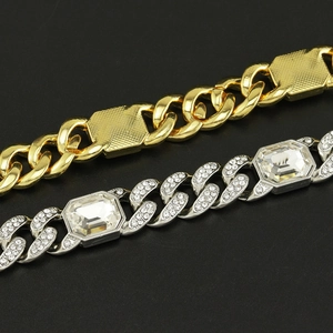 Primer plano de cadenas cubanas de oro y plata con cristales cuadrados incrustados