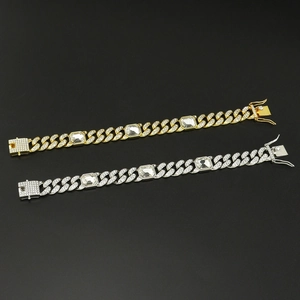 Detalle de pulseras cubanas hip hop en oro y plata con cristales rectangulares y micro pavé