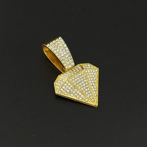 Gros plan d'un pendentif hip hop orné de strass brillants en forme de diamant