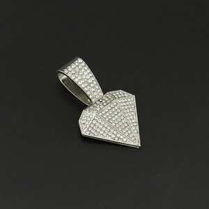 Détail d'un pendentif hip-hop en alliage argenté en forme de diamant avec strass brillants