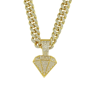 Chaîne cubaine dorée hip-hop avec pendentif pyramide serti de diamants brillants