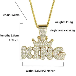 Dettaglio del ciondolo KING dorato con corona, mostra larghezza 6,8cm e lunghezza 5,5cm