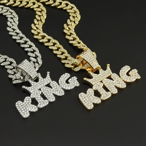 Dettaglio catena cubana hip hop con pendente corona KING scintillante in oro e argento