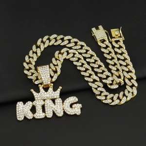 Collana a catena cubana oro hip hop con ciondolo corona KING e strass su sfondo in pelle