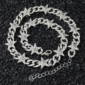 Chaîne cubaine hip hop en argent avec pendentifs étoile et cristaux sur fond de pierres noires