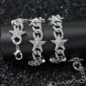 Gros plan du bracelet chaîne cubaine étoile hip-hop avec strass blancs étincelants sur fond noir