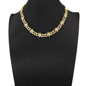 Gros plan du collier cubain en étoile dorée hiphop avec strass scintillants sur mannequin