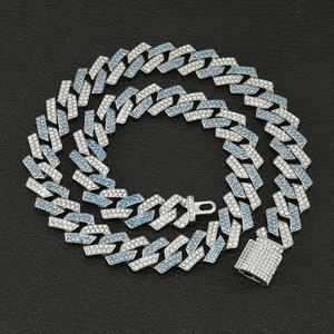 Détail de la chaîne cubaine 15mm avec diamants bleu ciel et blancs et fermoir à boîte