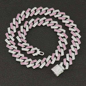 Détail d'une chaîne cubaine de 15 mm avec strass roses et blancs et fermoir à cliquet