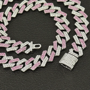 Détail de la chaîne cubaine 15mm avec strass roses et blancs sur le fermoir boîte