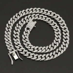 Vue détaillée d'une chaîne cubaine argentée de 10mm sertie de strass de style hip-hop