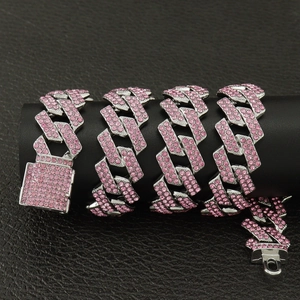 Détail d'une chaîne cubaine hip hop avec diamants roses et boucle à fermoir à boîte