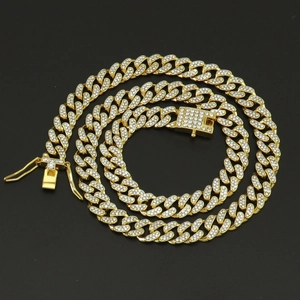Détail d'une chaîne cubaine dorée de 10mm sertie de cristaux avec fermoir carré luxe