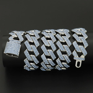 Détail de la chaîne cubaine de 15 mm avec strass bleus et fermoir en diamant glacé