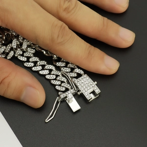Détails de la chaîne cubaine argentée de 10mm avec strass et fermoir de sécurité