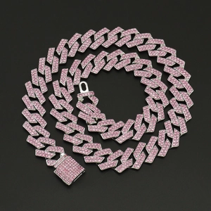 Détail de la chaîne cubaine hip hop 15mm sertie de strass roses avec fermoir boîte carré