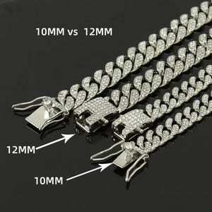 Détail comparatif des chaînes cubaines argentées de 10mm et 12mm avec fermoir diamant