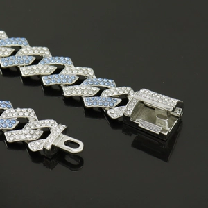 Chaîne cubaine 15mm argentée avec diamants bleu clair et blancs et fermoir à boîte