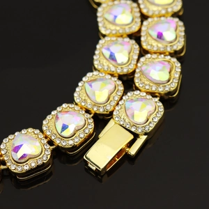 Detail der Hip-Hop-Kubakette mit herzförmigen AB-Buntsteinen und Mikro-Pave-Diamanten