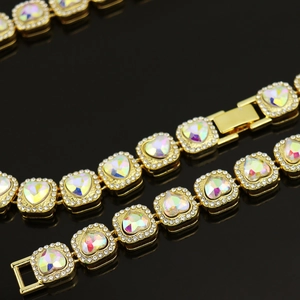Makroaufnahme einer goldenen Hip-Hop-Kette mit Herz-AB-Steinen und Strass-Verzierung