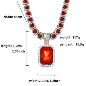 Détail de la chaîne hip-hop avec cœurs rouges et un grand pendentif rubis serti de diamants
