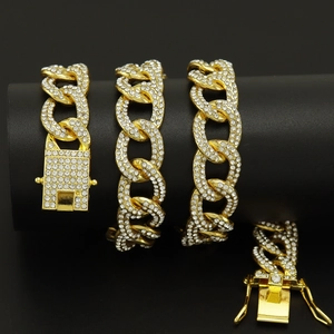 Makroaufnahme einer 13mm vergoldeten Cuban Link Kette mit glänzenden Strasssteinen und Verschluss
