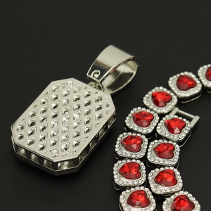 Parure hip hop argentée avec pendentif cœur rouge et cristaux de style iced out